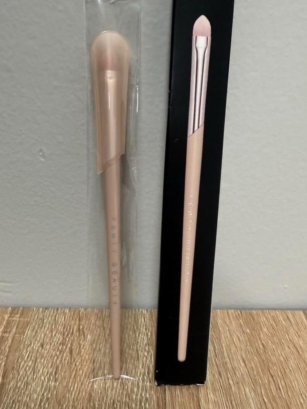 Fenty Beauty 220 Precise Definition Brush - Black